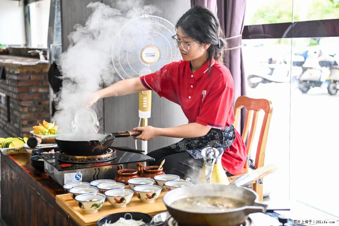全网追的“扁担女孩”，找了一份暑假工，时薪12元 - 甘孜生活资讯 - 甘孜28生活网 ganzi.28life.com